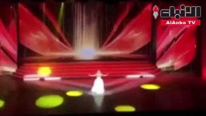 مغنية روسية تسقط عن المسرح خلال العرض وتكسر قدمها