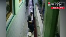 فیدیو یوثق لحظة قیام لص بسرقة صنبور من دورة میاه بأحد المساجد