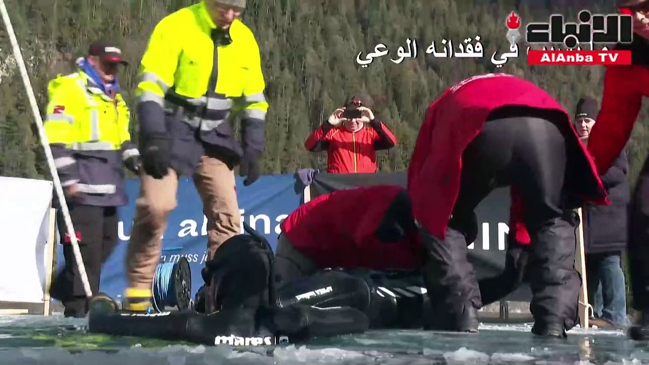 بطل في الغوص الحر يجازف تحت جليد جبال الألب النمسوية