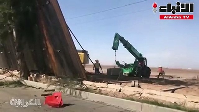 رياح قوية تدفع جزءا من جدار الحدود الأمريكية تجاه المكسيك