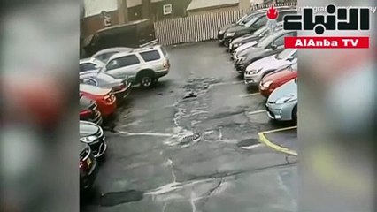 قائد مركبة دفع رباعي أراد إخراجها من موقف سيارات فحدثت الكارثة