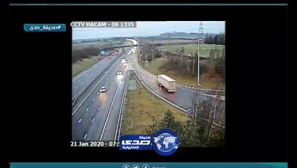 قائد شاحنة يعرض نفسه للموت