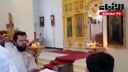 قس يفتح خرطوم الماء في وجه المصلين داخل كنيسة