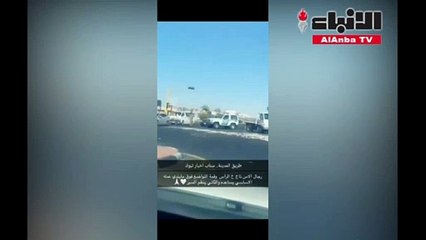 كيف تصرف رجل مرور سعودي بعدما وجد حجارة متناثرة على أحد الطرق