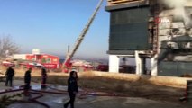 Ankara'nın Kahramankazan ilçesinde bir fabrikada yangın çıktı. Bölgeye çok sayıda itfaiye ekibi sevk edildi.