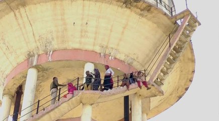 अलवर : पेयजल के लिए महिलाएं बन गईं ' वीरू', बोलीं-प्यासे मरने से अच्छा तो टंकी से कूदकर मर जाएं