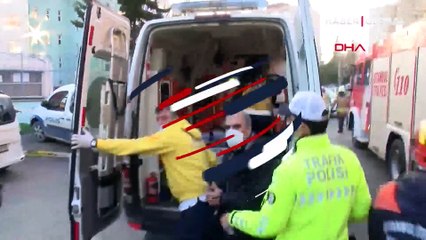 Bakırköy'de yolcu minibüsü ile polis aracı kafa kafaya çarpıştı: 2 yaralı