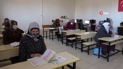 Kur’an-ı Kerim okumak için 70 yaşında okuma yazma öğreniyor