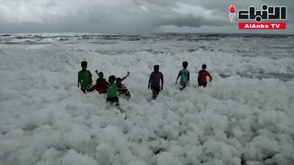رغوة بيضاء على الشاطئ مصدر جديد للتلوث في الهند