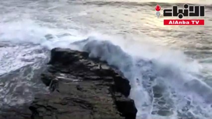 نهاية مأساوية لرجل على صخرة في مواجهة المحيط