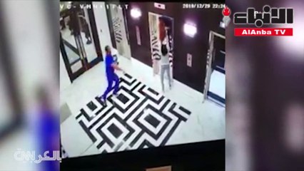 رجل ينقذ كلب علق رباطه في المصعد