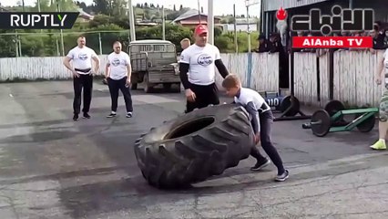 عضلات الطفولة يجسدها صبي عمره 11 سنة بجر سيارة