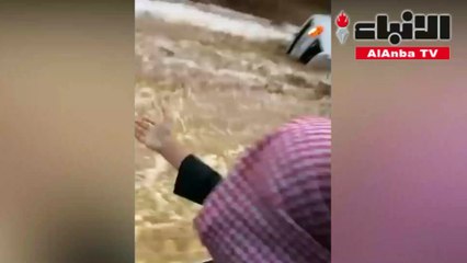 شابان يخترقان السيول بحائل لإنقاذ عائلة انقلبت مركبتهم وهم بداخلها