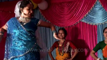 Young Rung girl performs Old Bollywood track - 'Raat Ka Sama Bheege Chandrama'