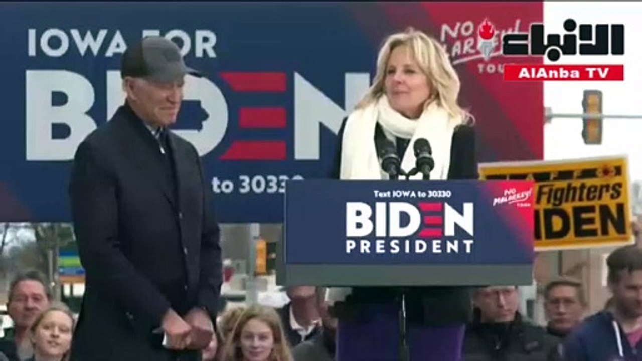 قضم جو بايدن لإصبع زوجته يثير جدلا في أمريكا