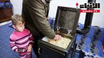 قشور الفستق وسيلة تدفئة لمواجهة البرد القارس في شمال غرب سوريا