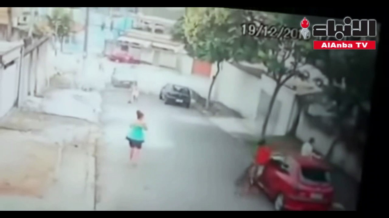 شاهد ردة فعل أب لحظة هجوم كلب “مفترس” على طفله وغرس أنيابه في جسده