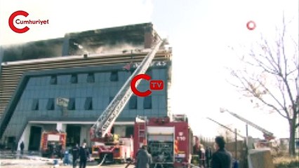 Başkent'te çıkan yangında gıda deposu küle döndü