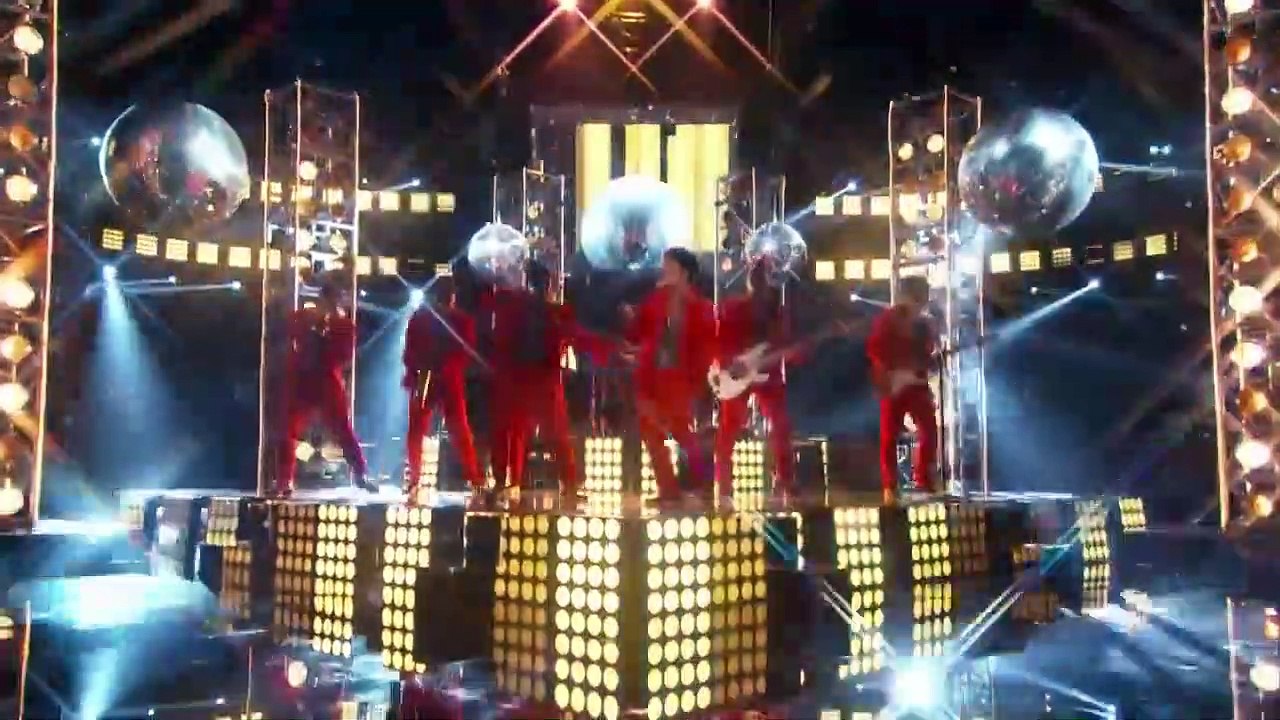 Bruno Mars chante son tube "Treasure" en live