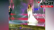 نادين نجيم كادت تقع على المسرح أثناء استلامها جائزة أفضل ممثلة عربية
