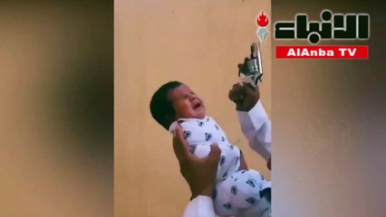 متهورا يطلق الرصاص أثناء حمل رضيع و العمل السعوديةتتفاعل