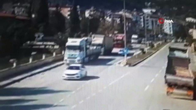 Motosiklet ile otomobilin çarpıştığı kaza güvenlik kameralarına yansıdı