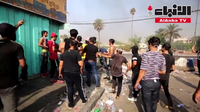 العراق المحتجون يتحدون حظر التجوال والحكومة تمنع دخول بغداد