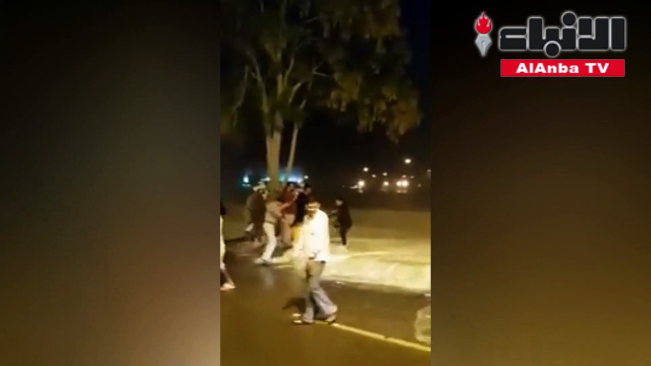 أمواج بحر العرب تضرب ساحل عمان