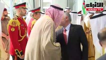 صاحب السمو الأمير الشيخ صباح الأحمد في مقدمة مستقبلي الملك عبدالله الثاني ابن الحسين ملك المملكة الأردنية الهاشمية لدى وصوله إلى البلاد في زيارة أخوية