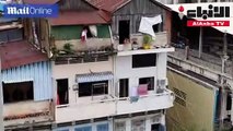 فيديو يحبس الأنفاس لطفل يتهادى على حافة شرفة منزل على ارتفاع 4 طوابق