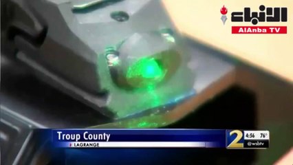 فيديو "الرجل العنكبوت" .. شاهد ما يفعله بيد شرطي أمريكي