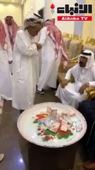 بالفيديو عريس في السعودية يجمع مبلغا كبيرا كهدايا في صحن ولائم