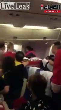 بالفيديو مشاجرة بالضرب بين ركاب طائرة بسبب قطعة خبز