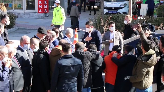 Bakan Kurum Kırşehir’de, Cumhurbaşkanı Erdoğan'ın fotoğrafının olduğu pastayı kesti