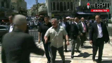 هكذا ظهر ملك الأردن خلال زيارته أقدم مساجد عمان