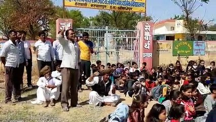 शिक्षक नहीं पहुंचने पर ग्रामीण पहुंचे स्कूल, ताला लगाकर दिया धरना