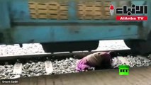 مشهد مرعب لعجوز تستلقي بين عجلات القطار