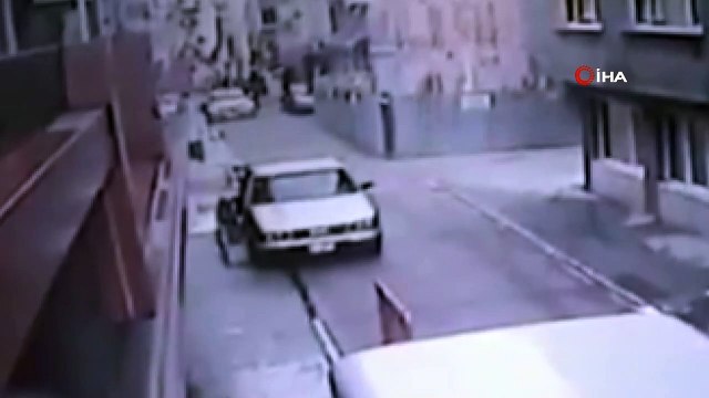 Motosiklet ile otomobilin çarpışma anı kamerada