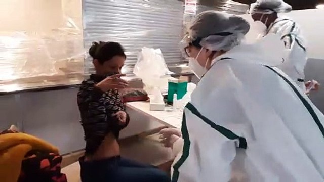 Test à grande échelle destiné à vérifier la fiabilité des chiens pour repérer la Covid-19 : on place les compresses durant 5 minutes sous les aisselles