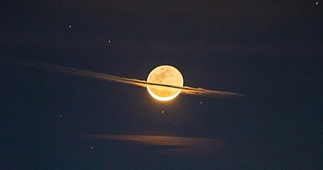 Ce photographe a réalisé une photo incroyable de la Lune déguisée en Saturne