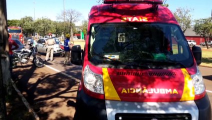 Moto fica presa em veículo após colisão de trânsito na Av. Tancredo Neves