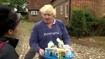 فيديو قديم لرئيس وزراء بريطانيا يقدم الشاي للصحفيين أمام منزله !