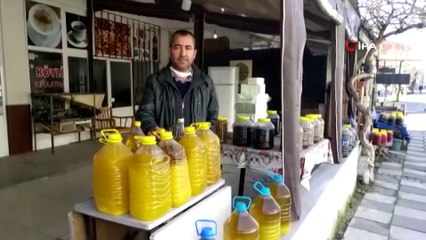 Kapanan kahvehanesinde zeytin ürünleri satmaya başladı