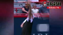 لاعب تنس يسقط بالكرة هاتفا من يد مشجعة بالصدفة