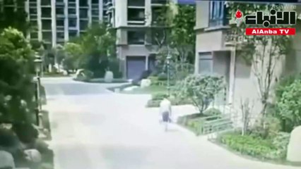 سقوط نافذة من الطابق الـ19 على رأس رجل بالشارع