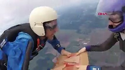 Paraşütle atlayıp havada süzülürken pizza yediler