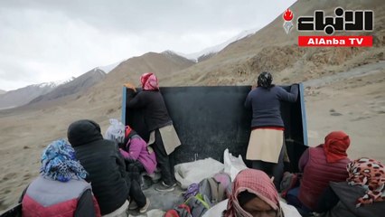 في مرتفعات لداخ الجبلية الهندية مهمة شاقة لعمال الطرقات