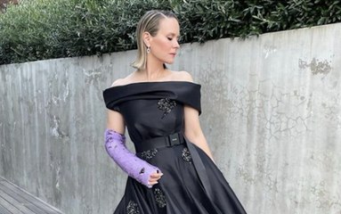 Sarah Paulson Wore a Custom Prada Arm Cast to the Golden Globes