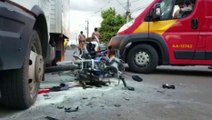 Motociclista sofre fratura no nariz após colidir em caminhão em cruzamento no Maria Luíza