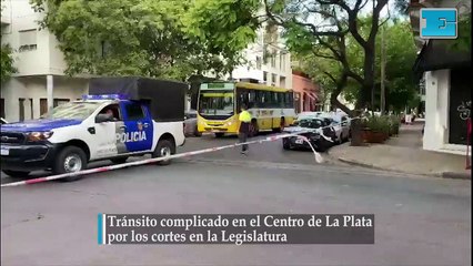 Tránsito complicado en el Centro de La Plata por los cortes en la Legislatura